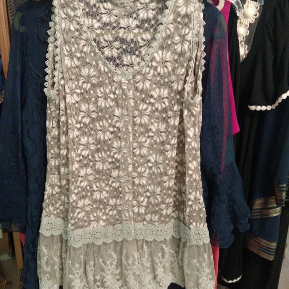 Young Essence Lace Button Up Sleeveless Top - Picture 2 of 8